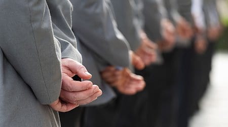 Rekruten stehen beim Öffentlichen Gelöbnis des Wachbataillon beim Bundesministerium der Verteidigung vor dem Abgeordnetenhaus. / Foto: Christophe Gateau/dpa