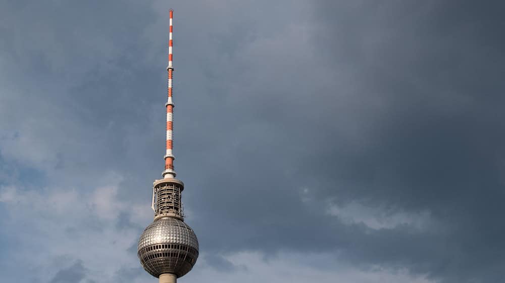 Hinter dem Berliner Fernsehturm ziehen dunkle Wolken auf. / Foto: Fabian Sommer/dpa