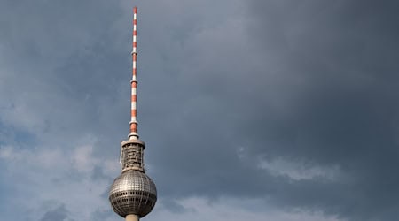 Hinter dem Berliner Fernsehturm ziehen dunkle Wolken auf. / Foto: Fabian Sommer/dpa