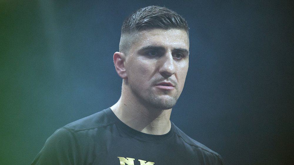 Marco Huck wartet auf den Beginn des Kampfes. Huck kehrt im Juni in den Ring zurück. / Foto: Soeren Stache/dpa/Archivbild