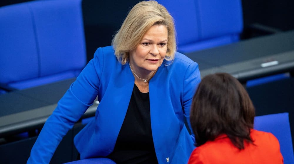 Nancy Faeser (SPD, l), Bundesinnenministerin, und Katrin Göring-Eckardt (Bündnis 90/Die Grünen), Bundestagsvizepräsidentin. / Foto: Melissa Erichsen/dpa