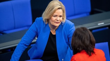 Nancy Faeser (SPD, l), Bundesinnenministerin, und Katrin Göring-Eckardt (Bündnis 90/Die Grünen), Bundestagsvizepräsidentin. / Foto: Melissa Erichsen/dpa