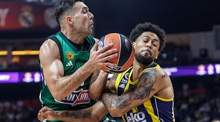 Kostas Sloukas (l) von Panathinaikos Athen gegen Istanbuls Tyler Dorsey. / Foto: Andreas Gora/dpa