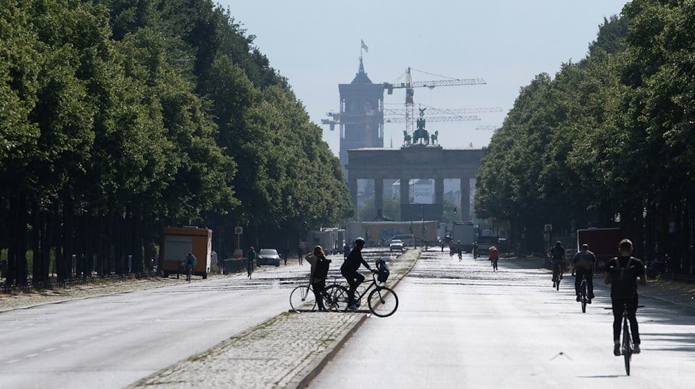 Radfahrer sind auf der Straße des 17. Juni unterwegs. / Foto: Paul Zinken/dpa