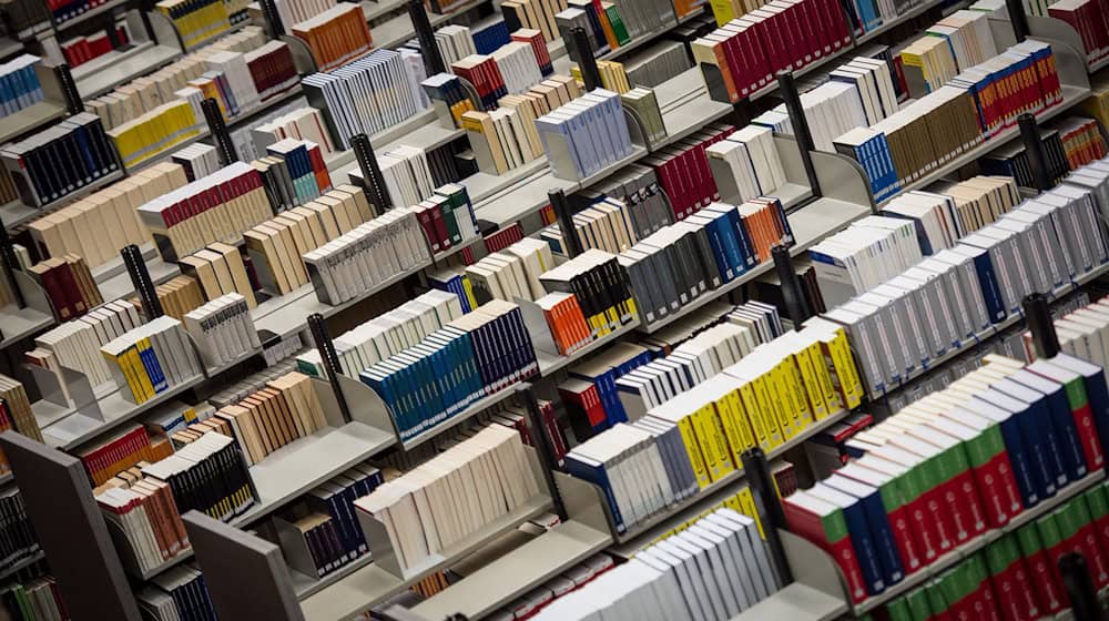 Bücher in der Bibliothek in der Heinrich Heine Universität Düsseldorf. / Foto: Maja Hitij/dpa