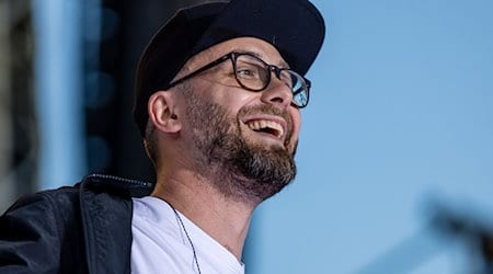 Der Sänger Mark Forster steht bei einem Konzert innerhalb seiner "Open Air Tour 2022" auf der Bühne im Spreeauenpark. / Foto: Frank Hammerschmidt/dpa