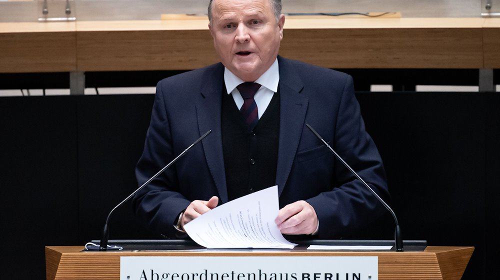 Georg Pazderski, spricht bei der Sondersitzung im Berliner Abgeordnetenhaus. / Foto: Bernd von Jutrczenka/dpa/Archivbild