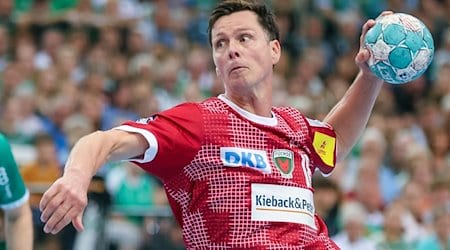 Handball: Bundesliga, 1. Spieltag, SC DHfK Leipzig - Füchse Berlin in der Arena Leipzig. Berlins Hans Lindberg wirft. / Foto: Jan Woitas/dpa