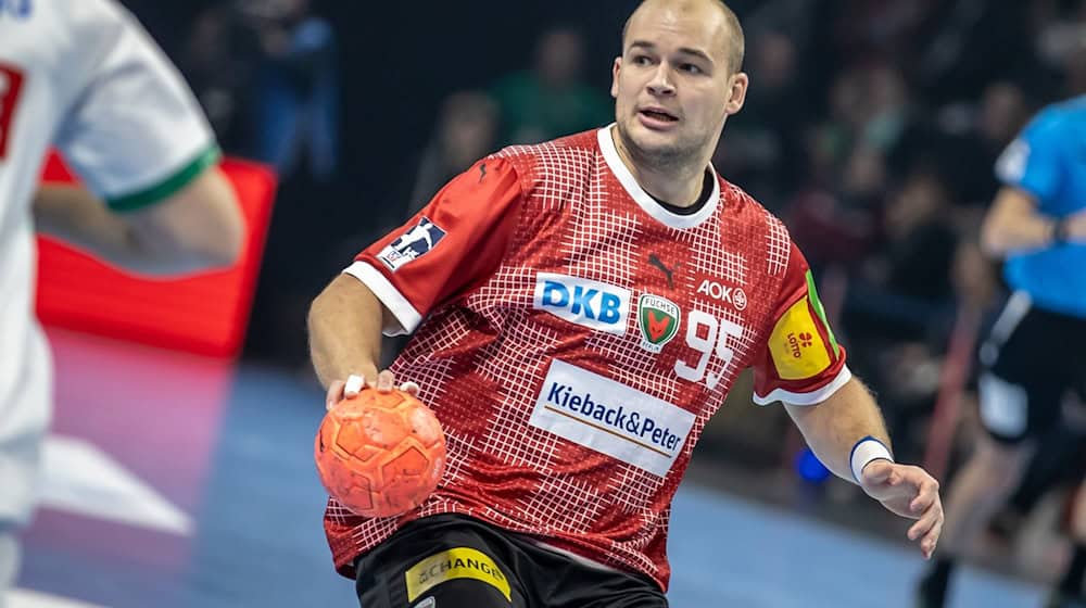 Berlins Paul Drux spielt den Ball. / Foto: Andreas Gora/dpa/Archivbild