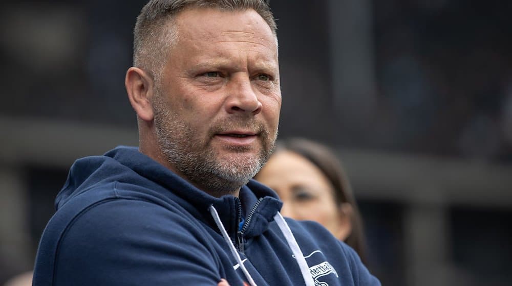 Trainer Pal Dardai von Hertha BSC kommt in das Stadion. / Foto: Andreas Gora/dpa