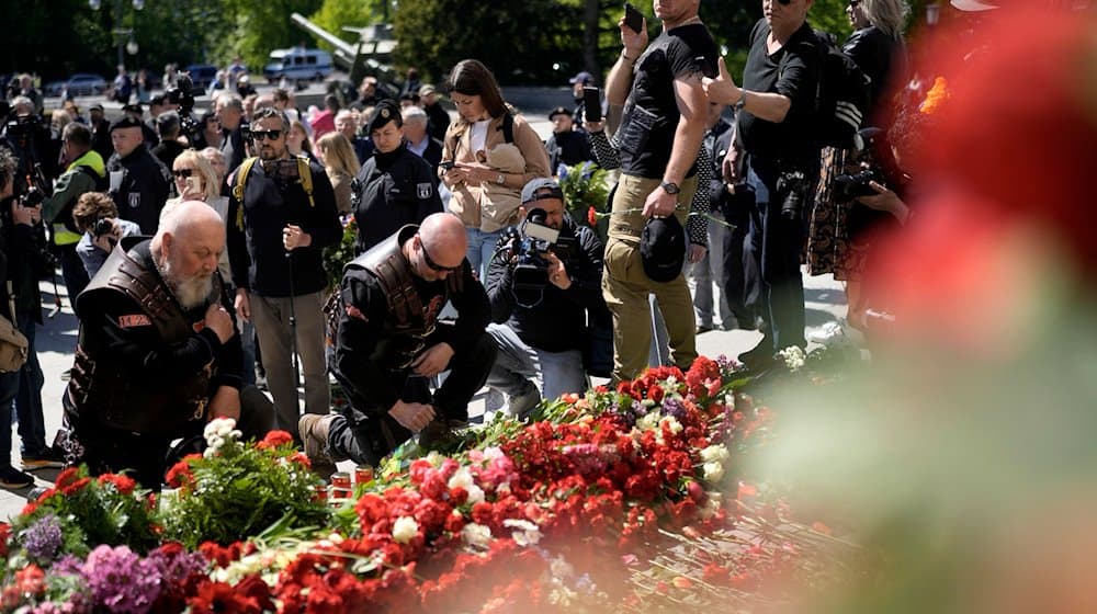 Mitglieder der "Nachtwölfe" legen am Tag des Sieges Blumen am Sowjetischen Ehrenmal nieder. / Foto: Markus Schreiber/AP/dpa/Archivbild