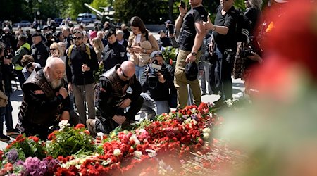 Mitglieder der "Nachtwölfe" legen am Tag des Sieges Blumen am Sowjetischen Ehrenmal nieder. / Foto: Markus Schreiber/AP/dpa/Archivbild