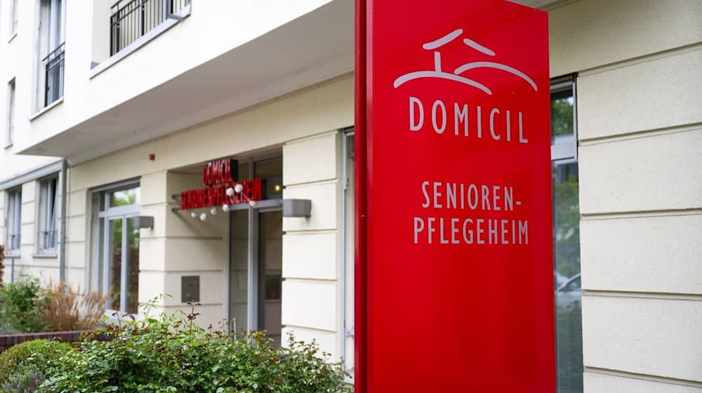 An dem Gebäude steht der Schriftzug „Domicil Seniorenpflegeheim“. Nachdem in dem Alten- und Pflegeheim das nötige Pflegepersonal für die Nacht fehlte, rief eine Pflegerin die Polizei und Feuerwehr zur Hilfe. / Foto: Christophe Gateau/dpa