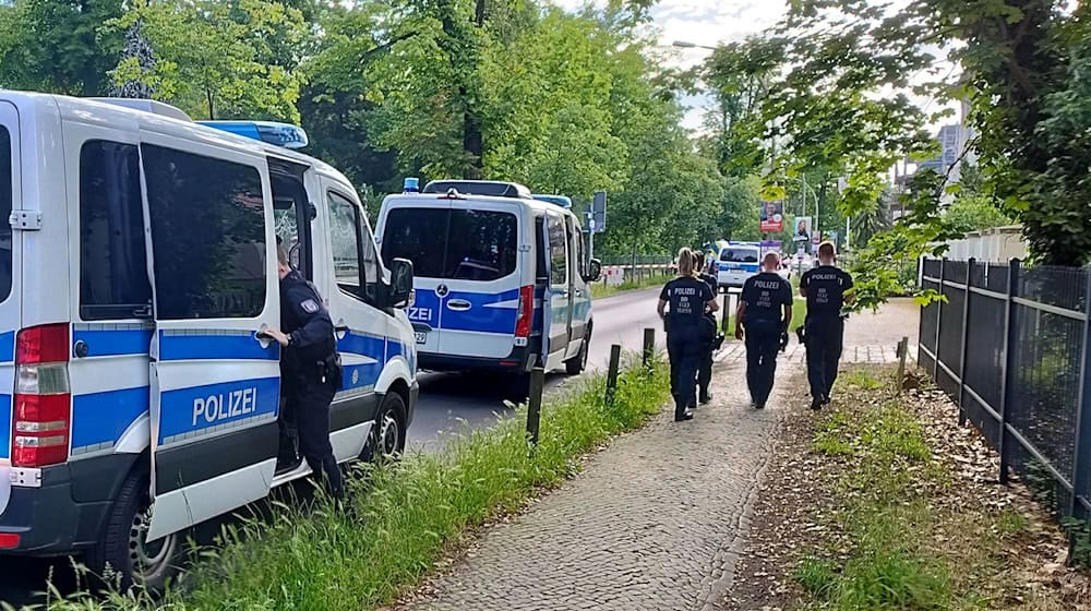 Polizisten gehen am abgesperrten Tatort in der Potsdamer Geschwister-Scholl-Straße entlang. / Foto: Christian Pörschmann/reporternet24/dpa