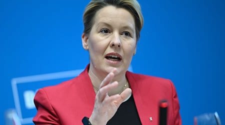 Franziska Giffey (SPD), Berliner Senatorin für Wirtschaft, Energie und Betriebe, spricht. / Foto: Britta Pedersen/dpa