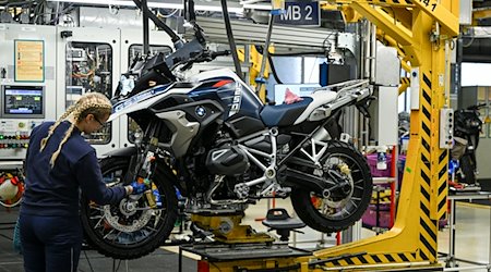 Eine Auszubildende arbeitet im Motorradwerk in Spandau an der Fertigung einer BMW R 1250 GS Trophy. / Foto: Jens Kalaene/dpa