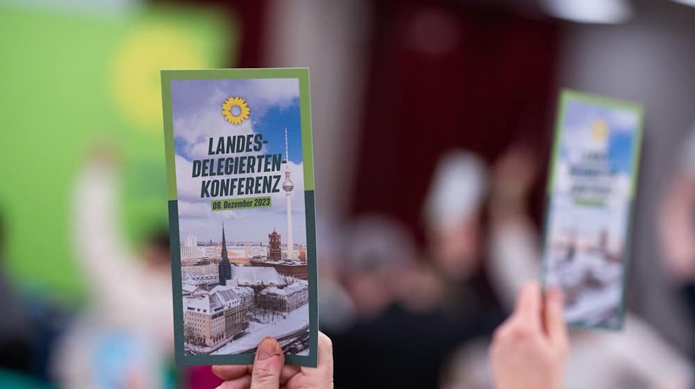 Bei der Landesdelegiertenkonferenz der Partei Bündnis90/Die Grünen in Berlin wählen die Delegierten über Tagesordnungspunkte. / Foto: Christophe Gateau/dpa/Archivbild