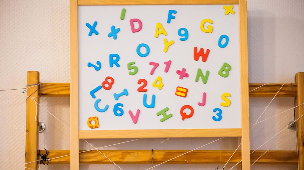 Eine Tafel mit Buchstaben und Zahlen in einer Kita. / Foto: Christoph Soeder/dpa