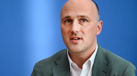 Sven Lehmann (Bündnis 90/Die Grünen), Queer-Beauftragter der Bundesregierung, in der Bundespressekonferenz in Berlin. / Foto: Bernd von Jutrczenka/dpa/Archivbild