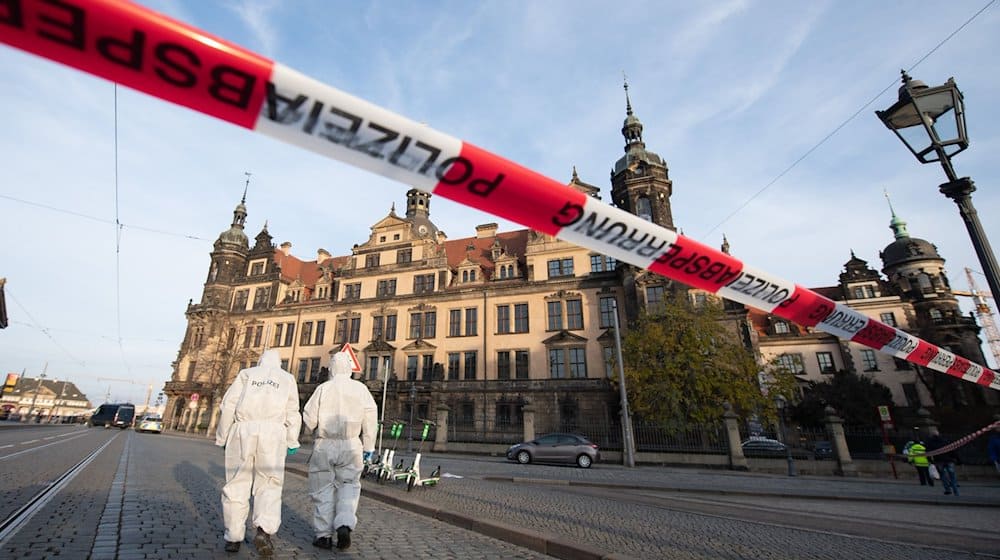 Zwei Mitarbeiter der Spurensicherung stehen vor dem Residenzschloss mit dem Grünen Gewölbe. / Foto: Sebastian Kahnert/dpa-Zentralbild/dpa/Archivbild