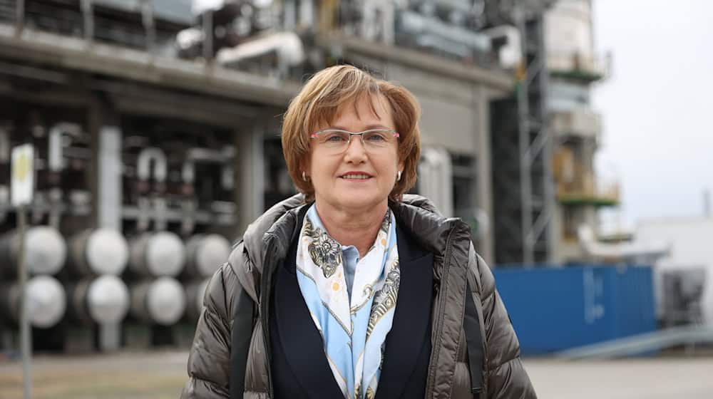 Annekathrin Hoppe, Bürgermeisterin von Schwedt, steht in der PCK-Raffinerie. / Foto: Jörg Carstensen/dpa