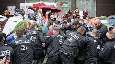 Polizeibeamte gehen während einer propalästinensischen Demonstration der Gruppe «Student Coalition Berlin» gegen Demonstranten vor. / Foto: Sebastian Gollnow/dpa