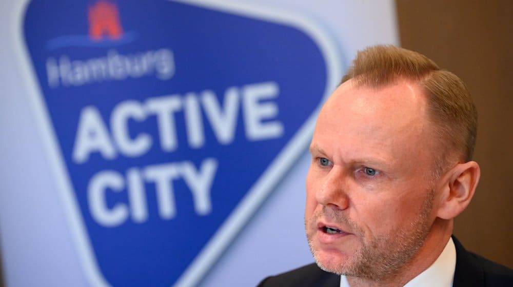 Andy Grote (SPD), Senator der Behörde für Inneres und Sport in Hamburg, spricht bei einem Pressegespräch vor der Außerordentlichen Sportministerkonferenz im Hotel Le Meridién an der Alster zu Journalisten. / Foto: Jonas Walzberg/dpa