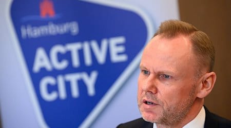 Andy Grote (SPD), Senator der Behörde für Inneres und Sport in Hamburg, spricht bei einem Pressegespräch vor der Außerordentlichen Sportministerkonferenz im Hotel Le Meridién an der Alster zu Journalisten. / Foto: Jonas Walzberg/dpa