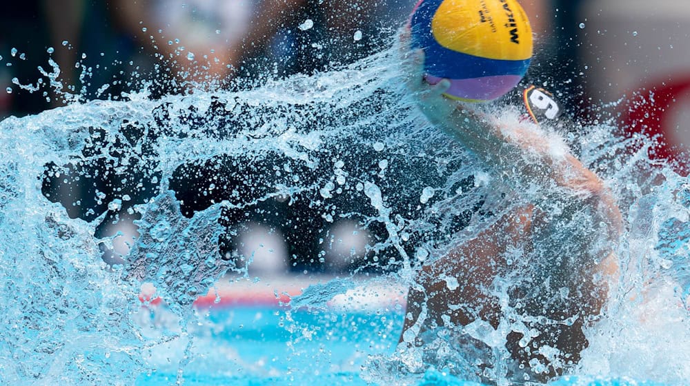 Ein Wasserball-Spieler wirft den Ball. / Foto: Bernd Thissen/dpa/Archivbild