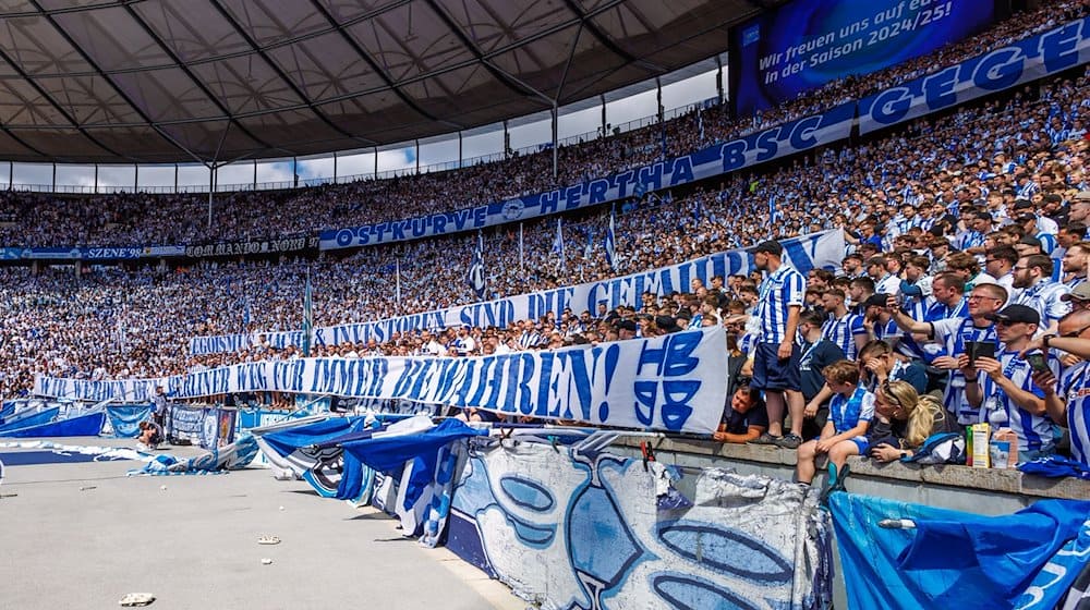 Hertha-Fans und die Mannschaft gedenken mit Bannern dem verstorbenen Präsidenten Kay Bernstein. / Foto: Andreas Gora/dpa
