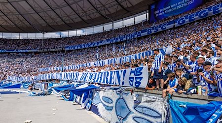 Hertha-Fans und die Mannschaft gedenken mit Bannern dem verstorbenen Präsidenten Kay Bernstein. / Foto: Andreas Gora/dpa