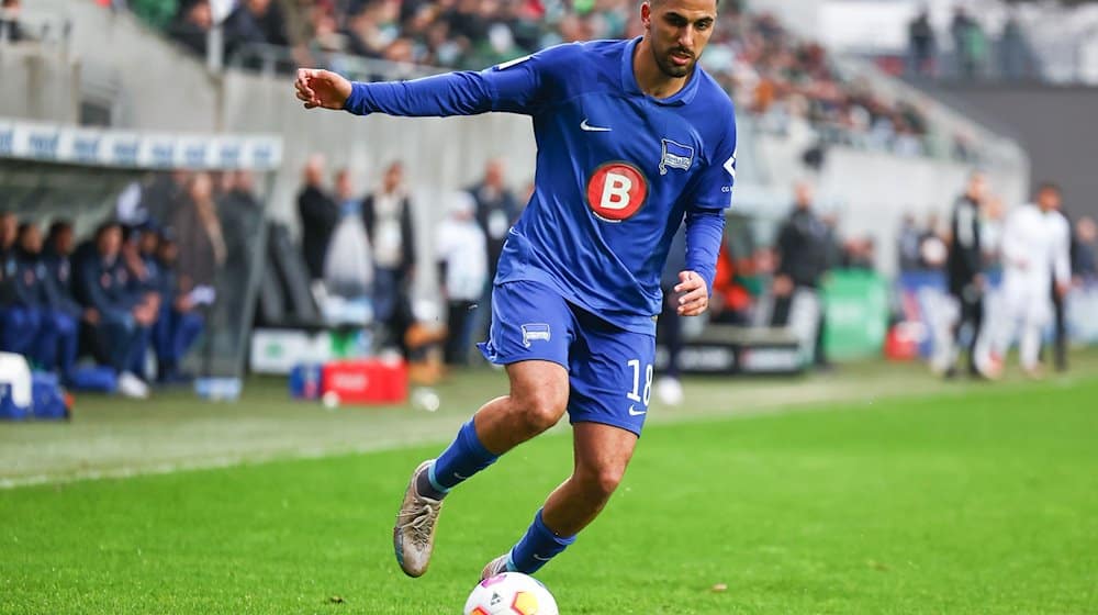 Aymen Barkok von Hertha BSC spielt den Ball. / Foto: Daniel Karmann/dpa