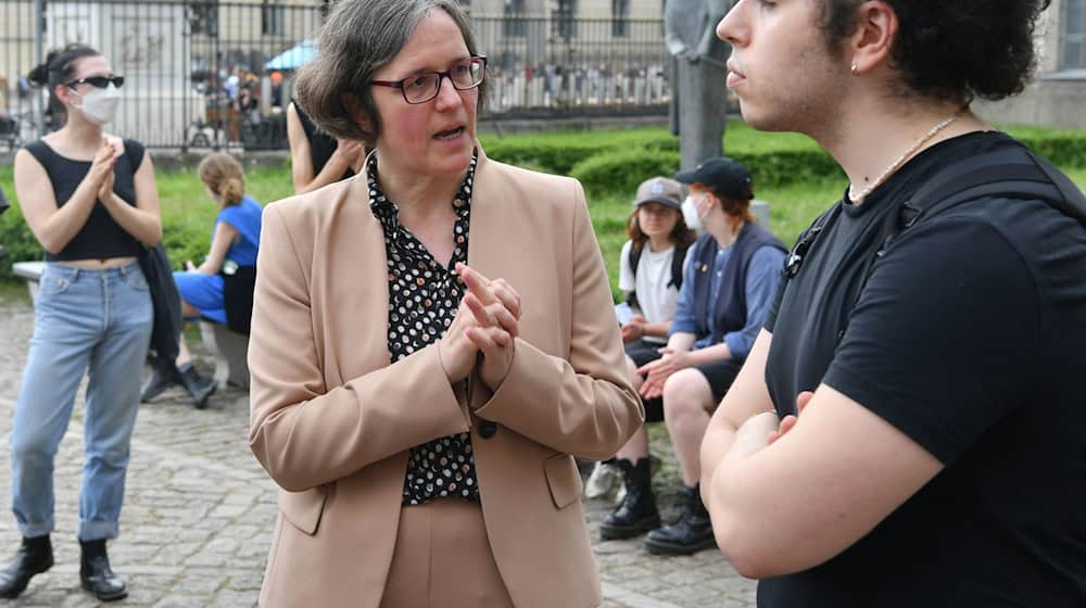 Julia von Blumenthal, Präsidentin der Humboldt-Universität Berlin, versucht mit den Protestlern zu reden. / Foto: Paul Zinken/dpa