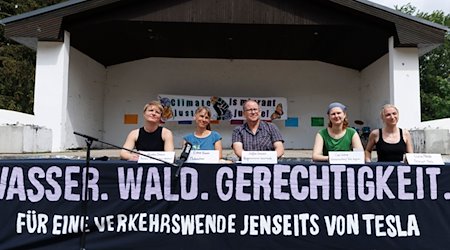 Teilnehmendeeiner Pressekonferenz im Protestcamp. / Foto: Carsten Koall/dpa