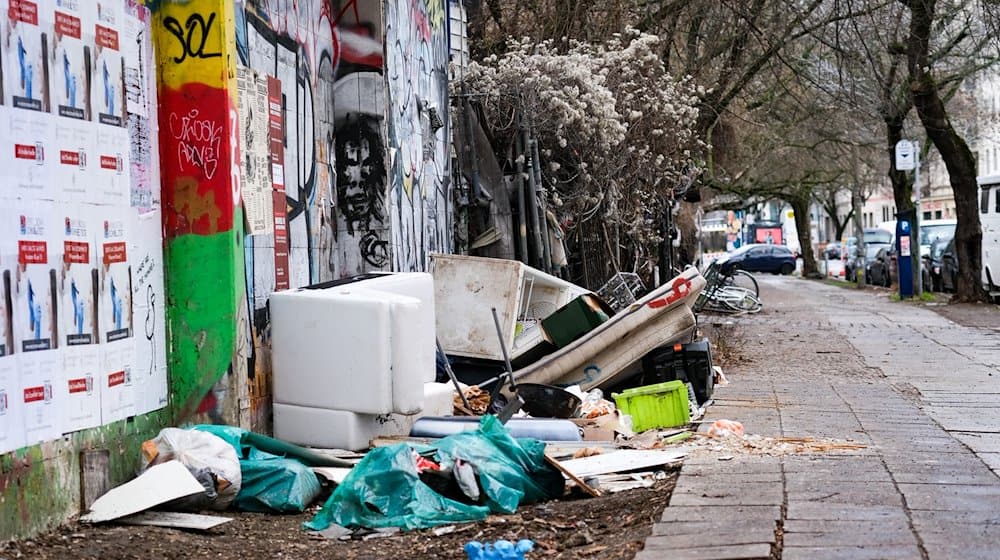 Müll liegt in der Köpenicker Straße in Kreuzberg. / Foto: Jens Kalaene/dpa-Zentralbild/dpa/Symbolbild