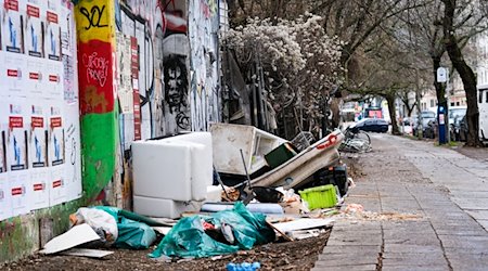 Müll liegt in der Köpenicker Straße in Kreuzberg. / Foto: Jens Kalaene/dpa-Zentralbild/dpa/Symbolbild