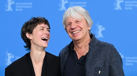 Andreas Dresen (r) und Liv Lisa Fries (l) lachen beim Photocall ihres Films «In Liebe, Eure Hilde» in Berlin. / Foto: Soeren Stache/dpa