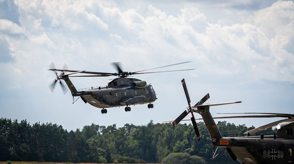 Ein Hubschrauber der Luftwaffe, ein CH-53 aus Holzdorf, startet. / Foto: Francis Hildemann/Bundeswehr/dpa/Archivbild