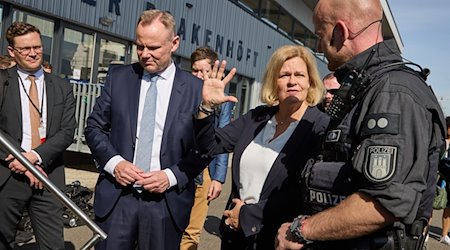 Andy Grote (2.v.l, SPD), Innen- und Sportsenator Hamburgs, und Nancy Faeser (SPD), Bundesinnenministerin, nehmen während des Ministertreffens der Koalition europäischer Staaten teil. / Foto: Georg Wendt/dpa