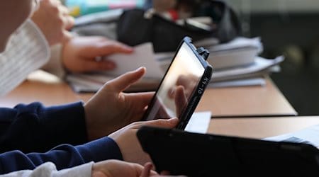 Schüler und Schülerinnen arbeiten mit Tablets im Klassenzimmer. / Foto: Soeren Stache/dpa/Symbolbild