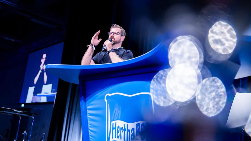 Fabian Drescher, Interimspräsident von Hertha BSC, spricht bei der Mitgliederversammlung von Hertha BSC im CityCube der Messe Berlin. / Foto: Christoph Soeder/dpa
