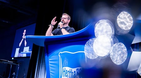 Fabian Drescher, Interimspräsident von Hertha BSC, spricht bei der Mitgliederversammlung von Hertha BSC im CityCube der Messe Berlin. / Foto: Christoph Soeder/dpa