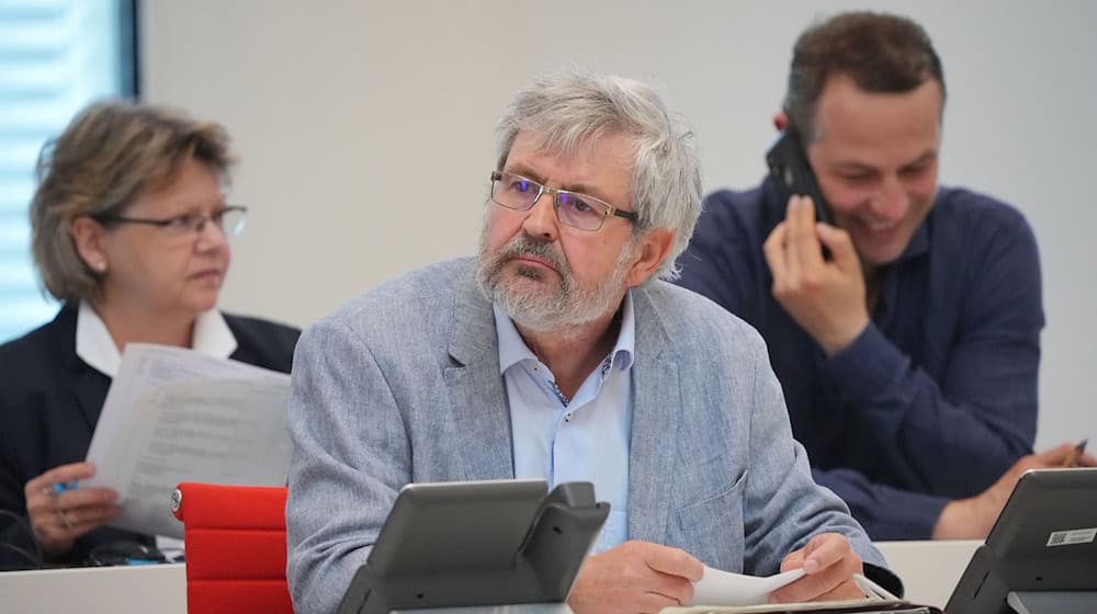 Axel Vogel (M, Bündnis 90/Die Grünen), Brandenburger Minister für Landwirtschaft, Umwelt und Klimaschutz, während einer Sitzung des Brandenburger Landtags. / Foto: Soeren Stache/dpa/Archivbild