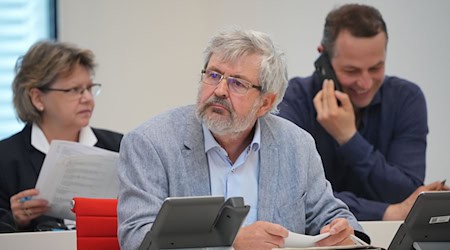 Axel Vogel (M, Bündnis 90/Die Grünen), Brandenburger Minister für Landwirtschaft, Umwelt und Klimaschutz, während einer Sitzung des Brandenburger Landtags. / Foto: Soeren Stache/dpa/Archivbild