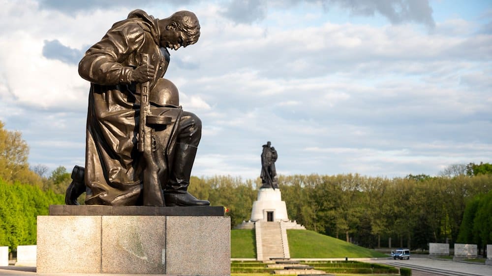 Die untergehende Sonne scheint auf das Sowjetische Ehrenmal im Treptower Park. / Foto: Christophe Gateau/dpa/Archivbild