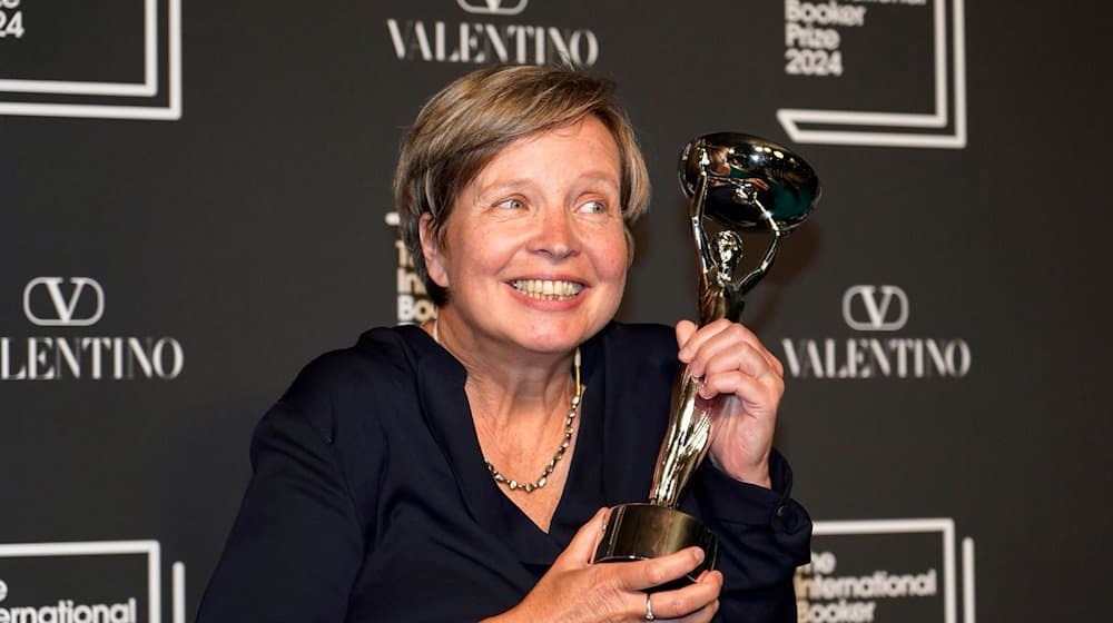 Jenny Erpenbeck, Autorin von "Kairos", hält die Trophäe nach dem Gewinn des International Booker Prize in London. / Foto: Alberto Pezzali/AP/dpa