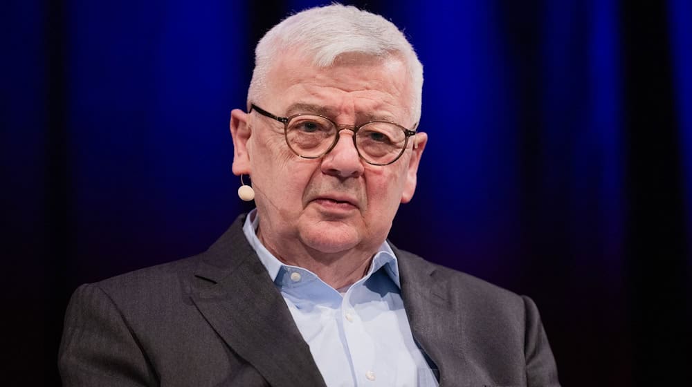 Joschka Fischer (Bündnis 90/Die Grünen), ehemaliger Bundesaußenminister sitzt im Rahmen des Literaturfestivals Lit.Cologne auf der Bühne im Funkhaus, wo er mit dem Politikwissenschaftler Münkler spricht. / Foto: Rolf Vennenbernd/dpa