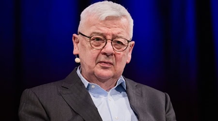 Joschka Fischer (Bündnis 90/Die Grünen), ehemaliger Bundesaußenminister sitzt im Rahmen des Literaturfestivals Lit.Cologne auf der Bühne im Funkhaus, wo er mit dem Politikwissenschaftler Münkler spricht. / Foto: Rolf Vennenbernd/dpa