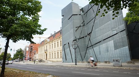 Blick auf das von Architekt Daniel Libeskind entworfene Gebäude des Jüdischen Museums. / Foto: Jörg Carstensen/dpa