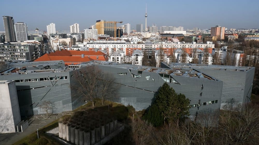 Blick auf das Jüdische Museum Berlin. / Foto: Jens Kalaene/dpa